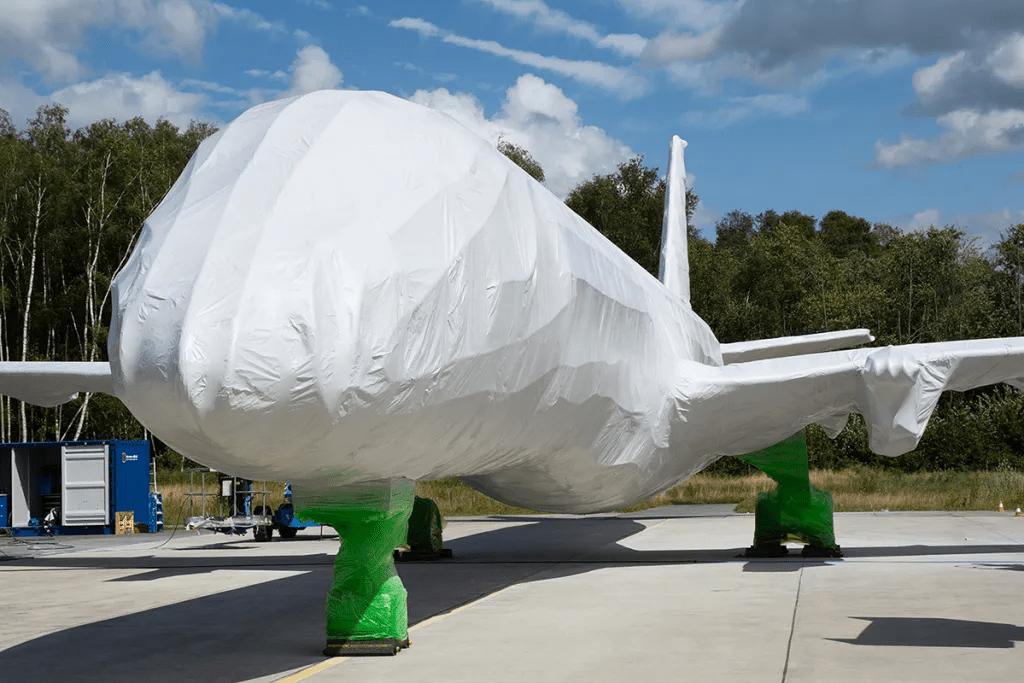 Ingepakte-PH-NXA met Cocoon-Inpakartiest-Christo-zou-er-trots-op-zijn-©-Remco-de-Wit